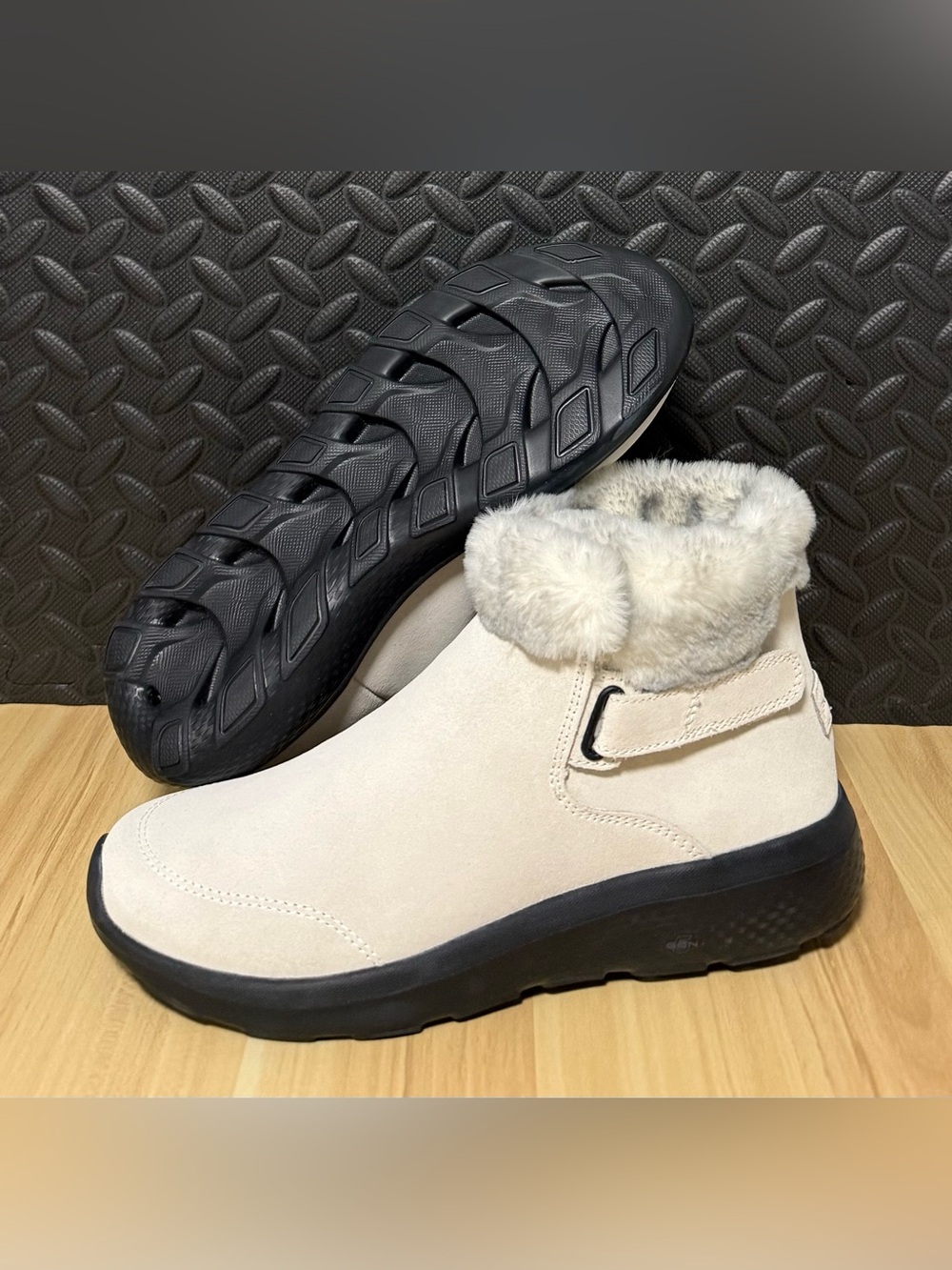 Skechers On the Go City 2 Cozy Vibe Boots Cream Beige Womens Size 8